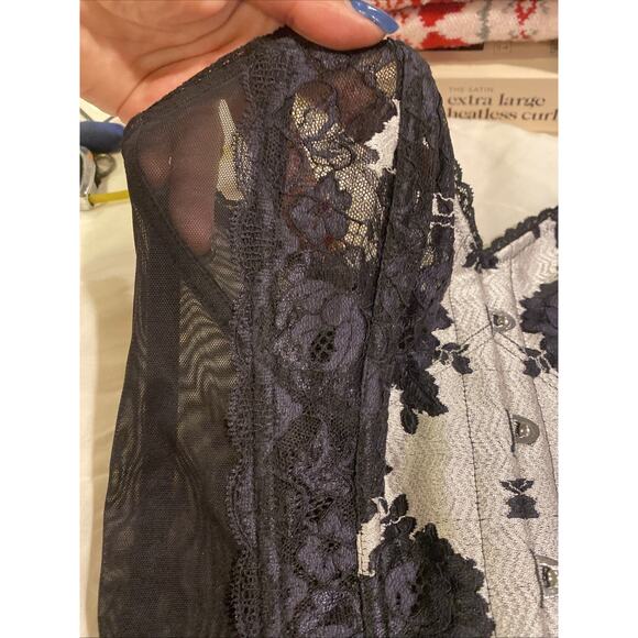 Victoria’s Secret Black & Silver Corset Bustier Lingerie Top Lace Up Back Sz M - Picture 5 of 8